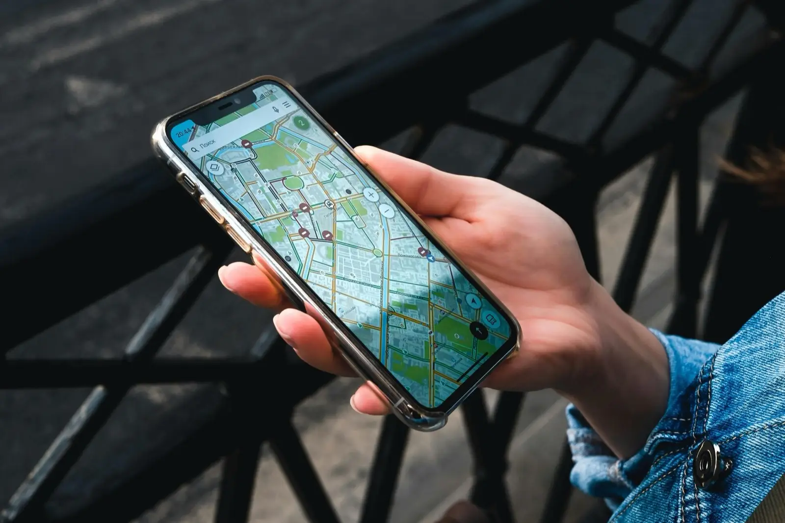 Une main tient un téléphone affichant une carte